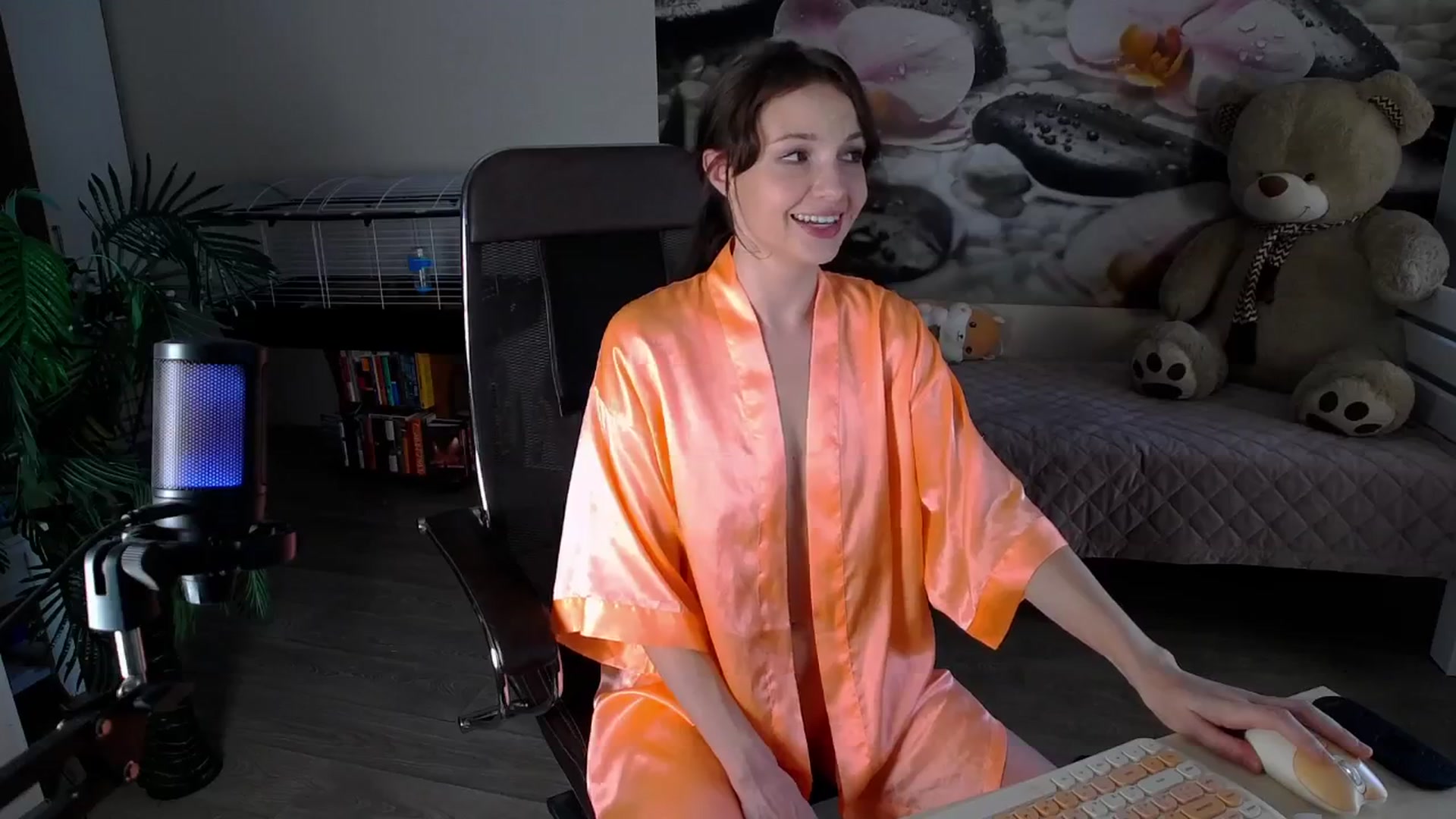 Gallery image thumbnail from HoneyIAmHome's myfreecams stream on, 09/28/2024, 10:16 image 11 of 20