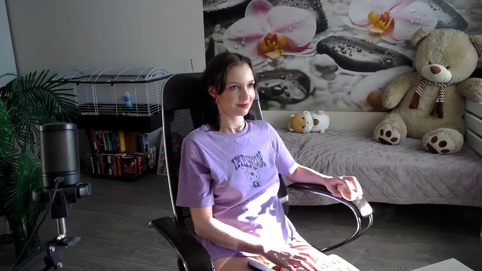 Gallery image thumbnail from HoneyIAmHome's myfreecams stream on, 10/03/2024, 09:25 image 10 of 20