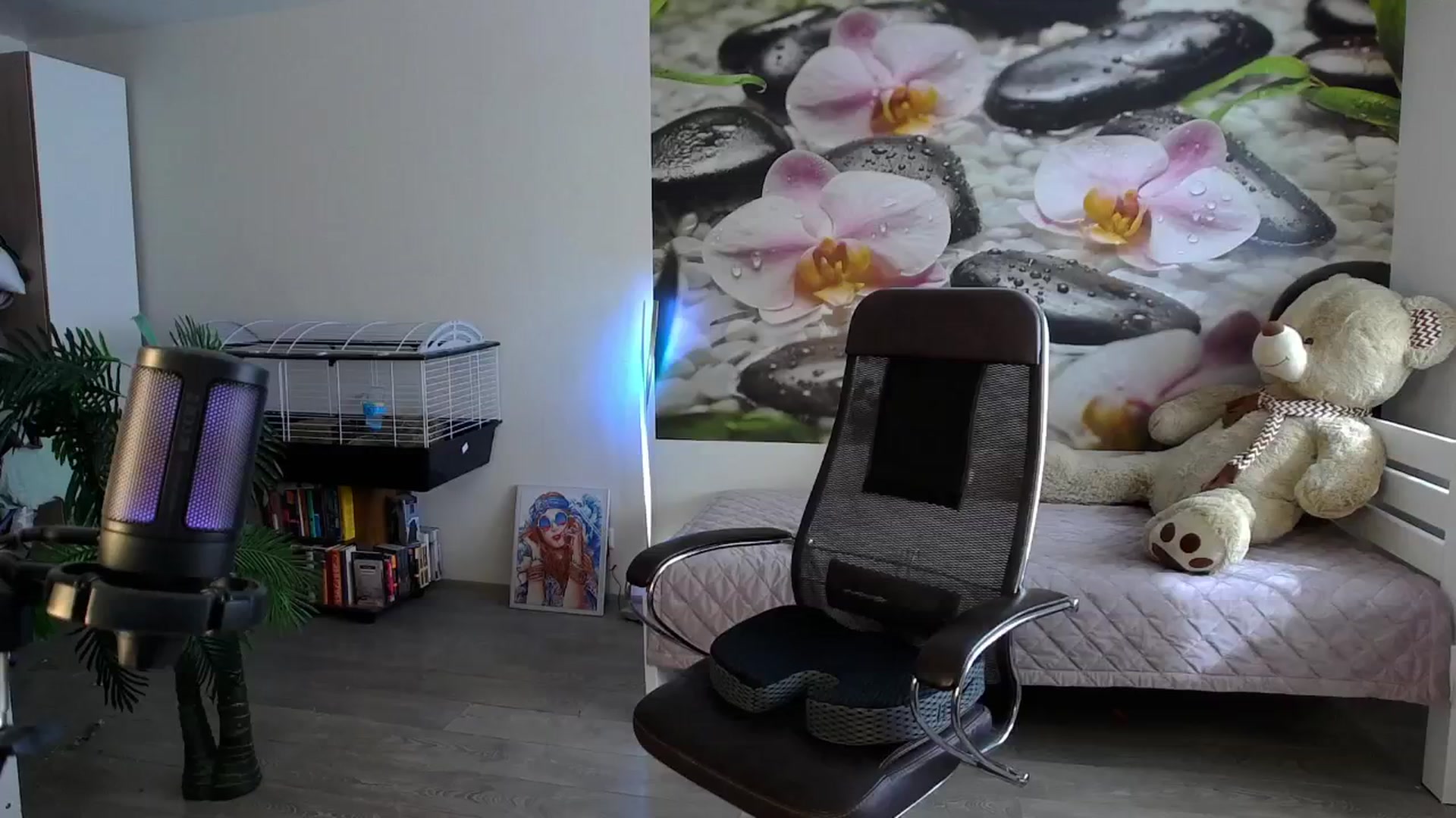 Gallery image thumbnail from HoneyIAmHome's myfreecams stream on, 10/16/2024, 03:56 image 3 of 20