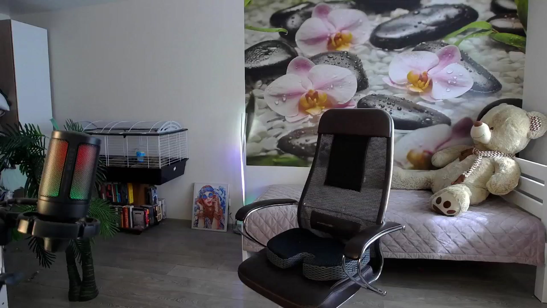 Gallery image thumbnail from HoneyIAmHome's myfreecams stream on, 10/16/2024, 03:56 image 5 of 20