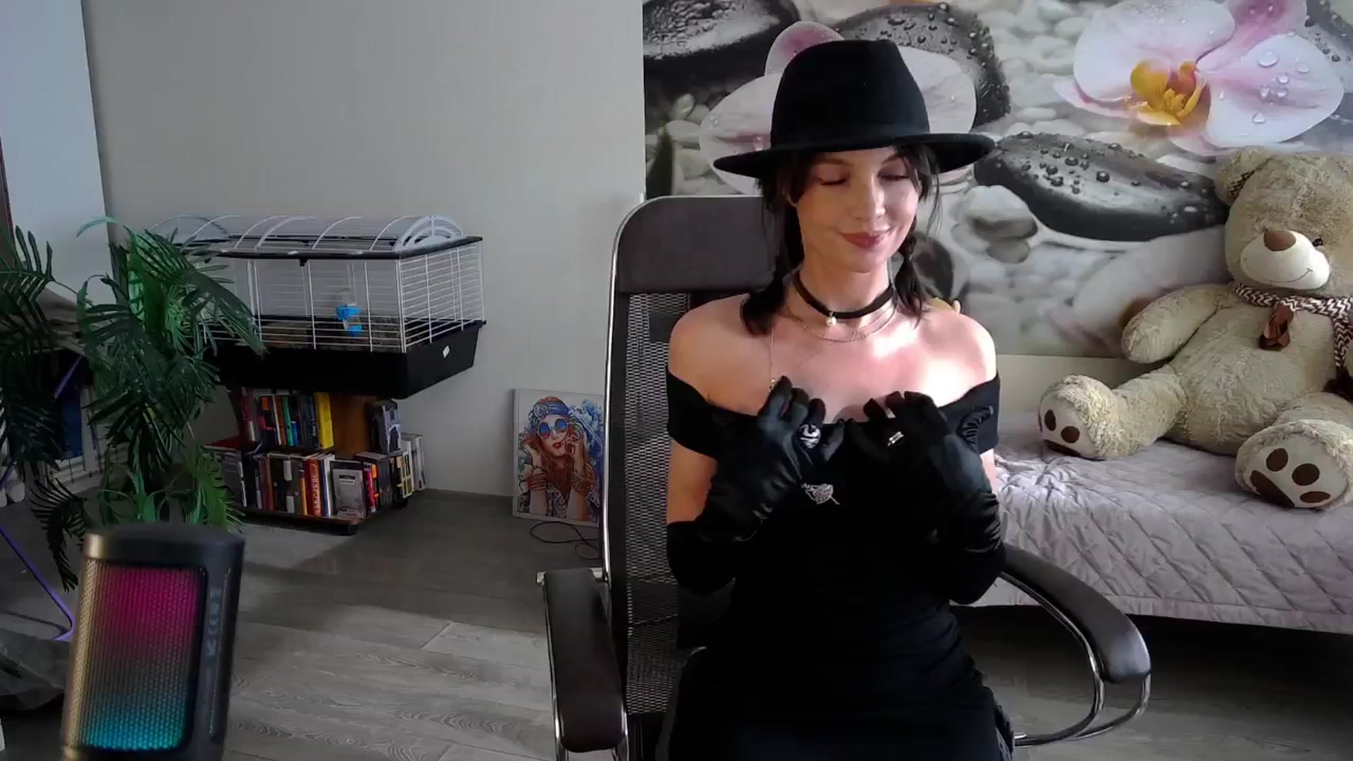 Gallery image thumbnail from HoneyIAmHome's myfreecams stream on, 10/17/2024, 06:27 image 1 of 20