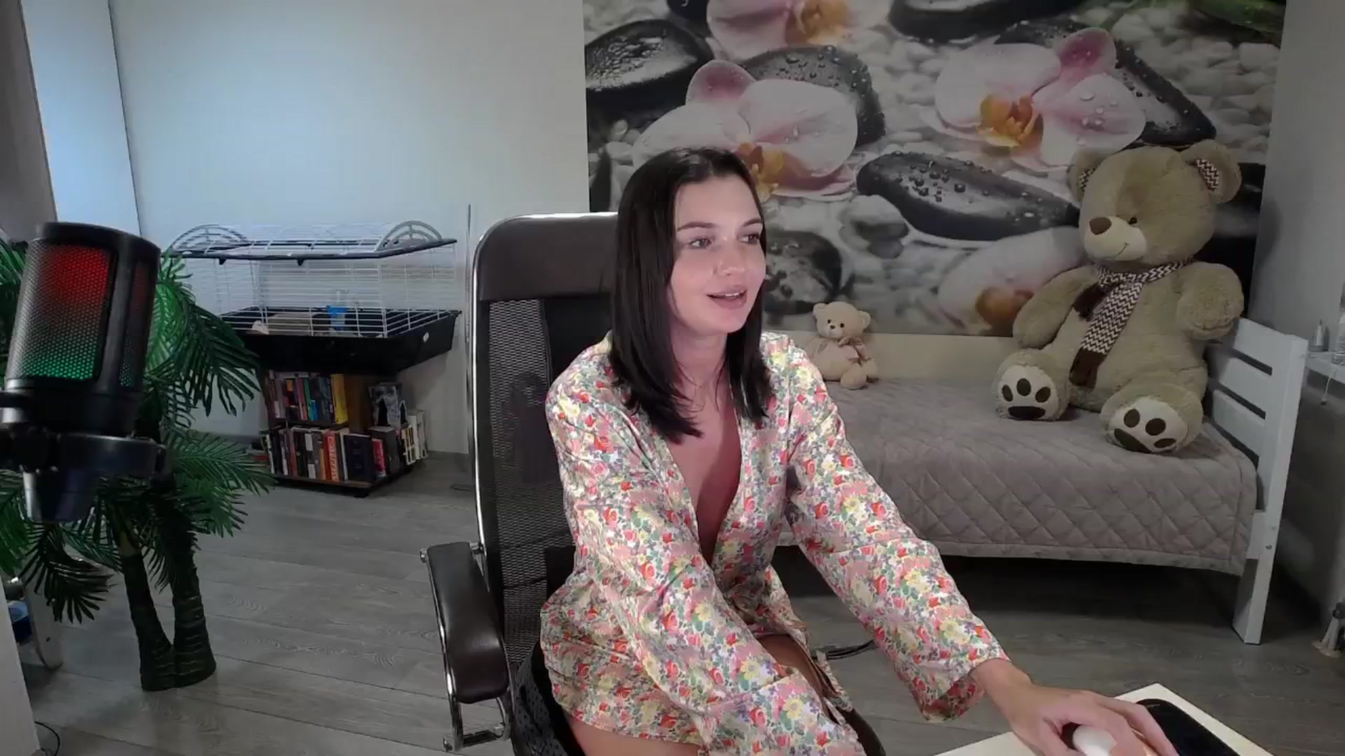 Gallery image thumbnail from HoneyIAmHome's myfreecams stream on, 11/14/2024, 09:03 image 1 of 20