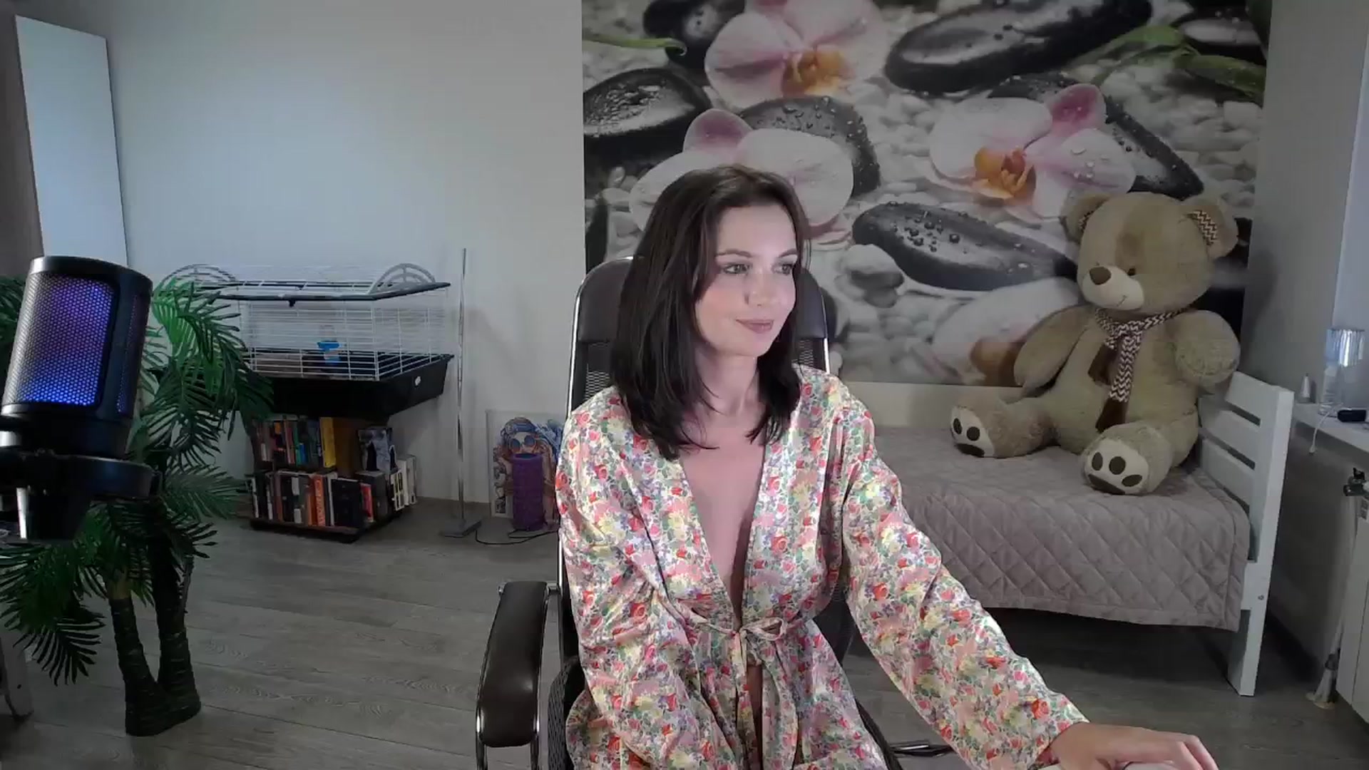 Gallery image thumbnail from HoneyIAmHome's myfreecams stream on, 11/18/2024, 07:48 image 15 of 20