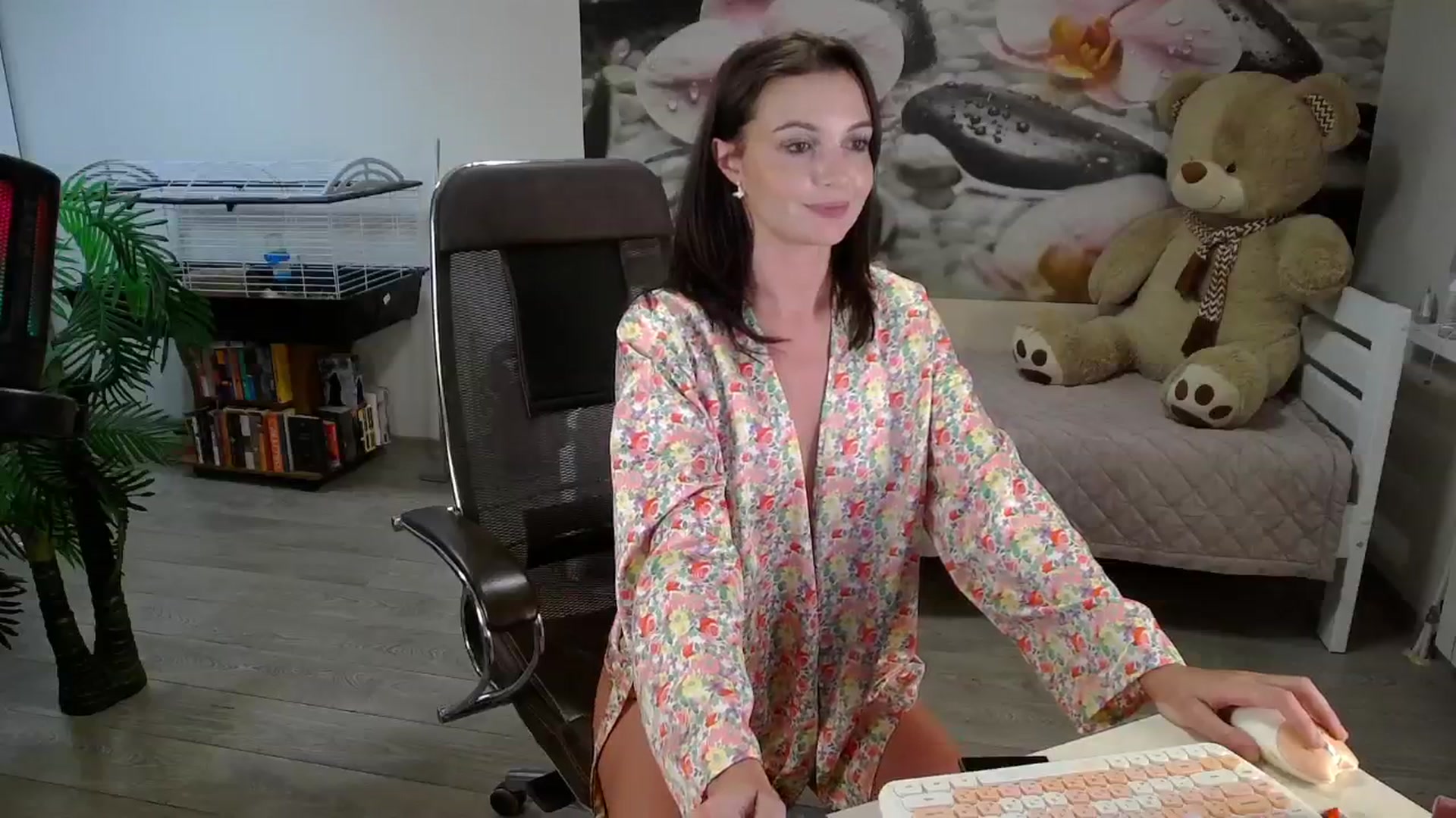 Gallery image thumbnail from HoneyIAmHome's myfreecams stream on, 11/18/2024, 09:10 image 9 of 20