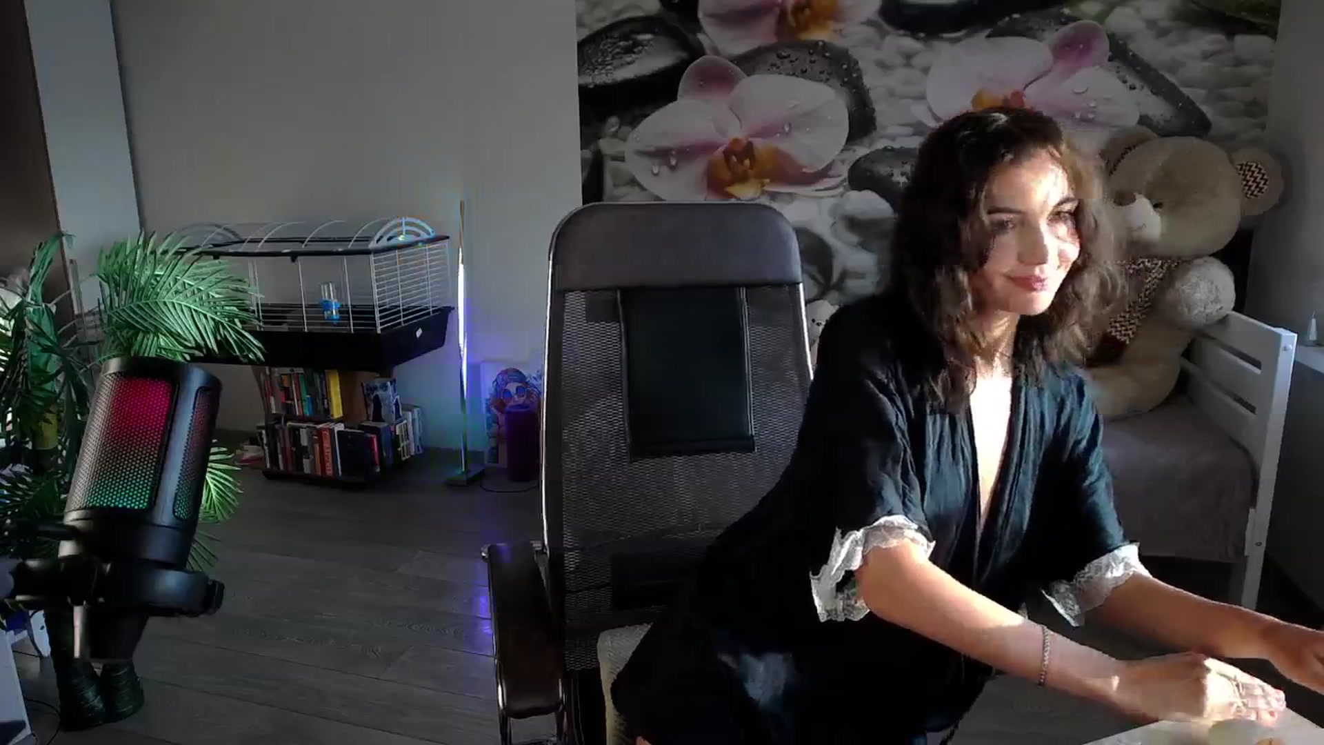 Gallery image thumbnail from HoneyIAmHome's myfreecams stream on, 11/24/2024, 07:04 image 11 of 20