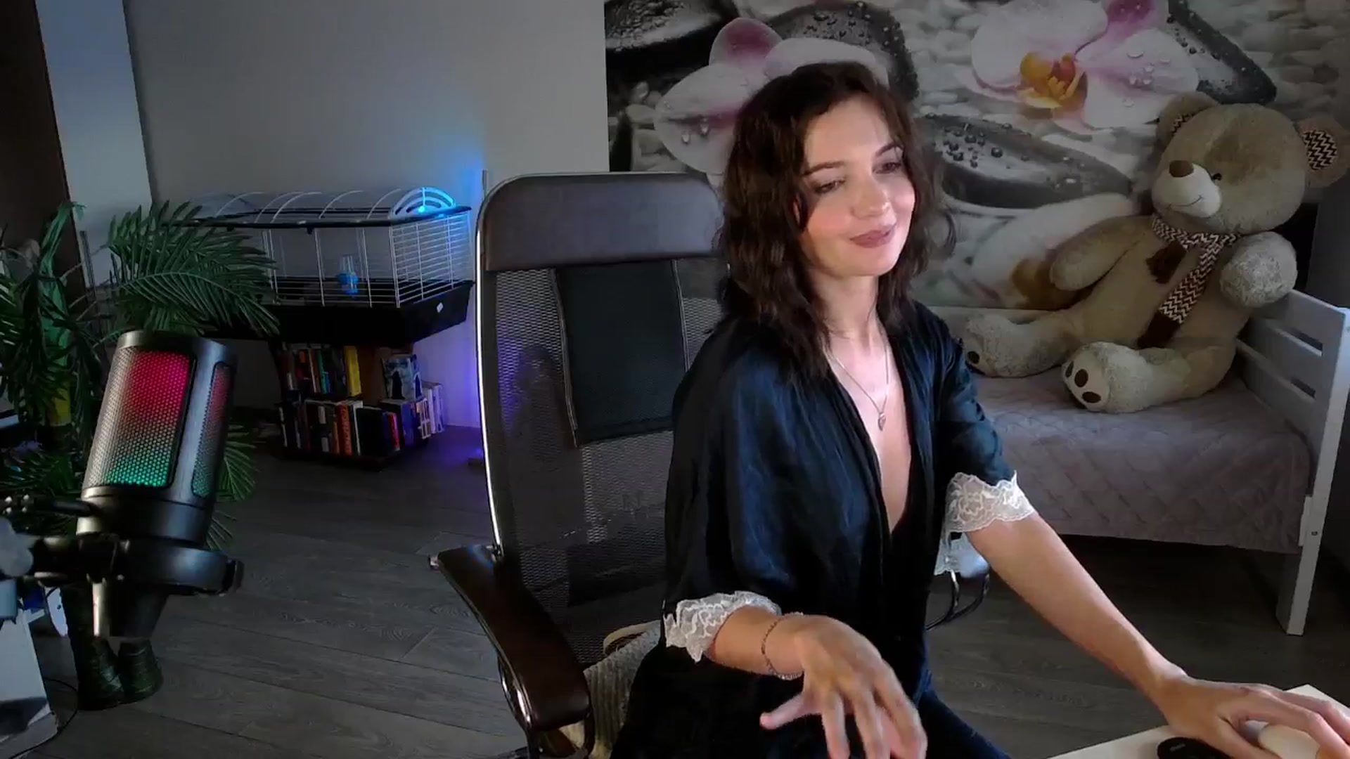 Gallery image thumbnail from HoneyIAmHome's myfreecams stream on, 11/24/2024, 07:04 image 5 of 20