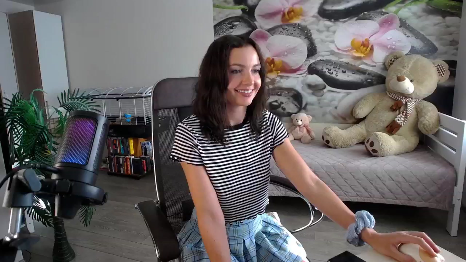 Gallery image thumbnail from HoneyIAmHome's myfreecams stream on, 11/25/2024, 07:16 image 8 of 20