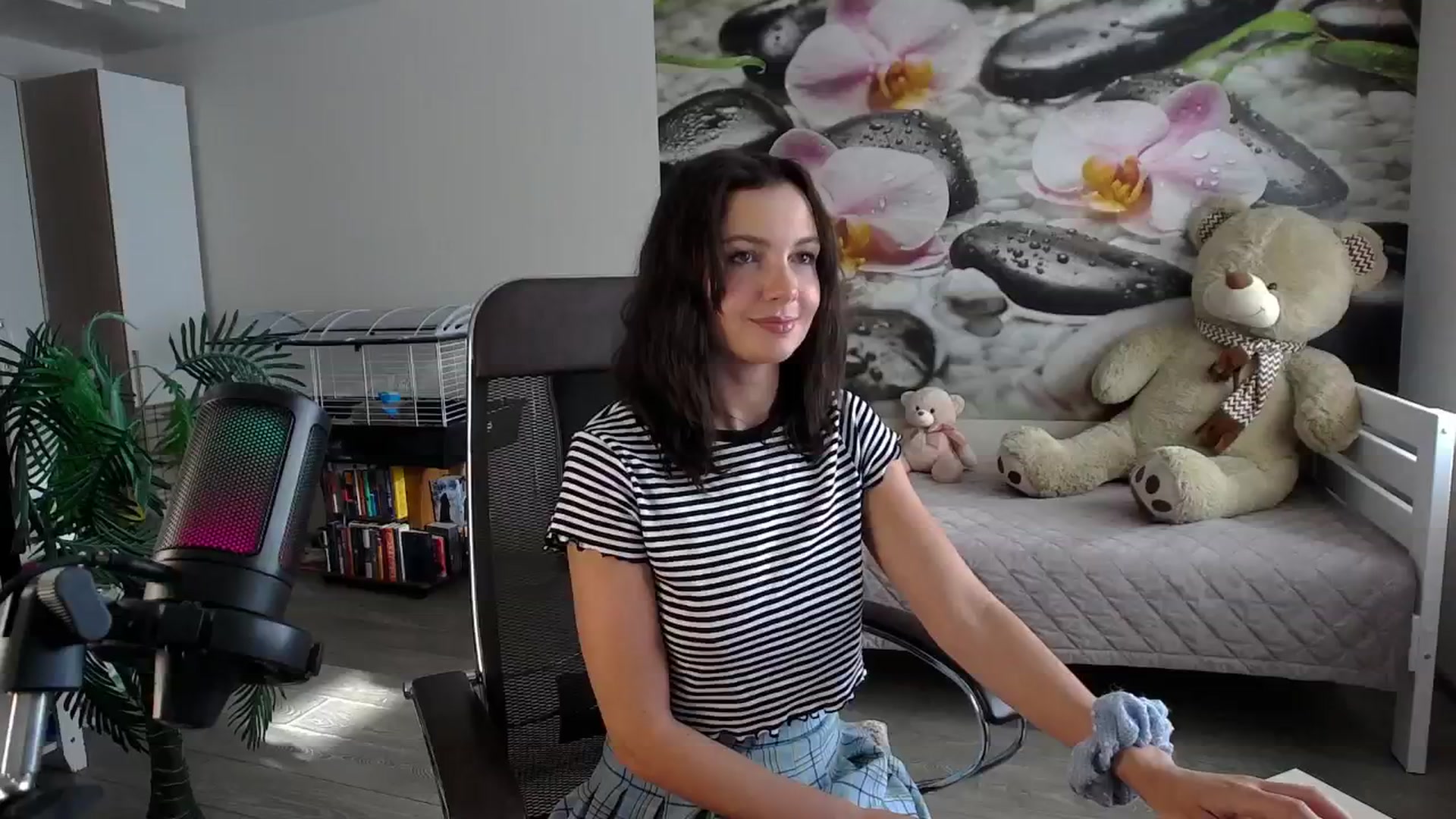 Gallery image thumbnail from HoneyIAmHome's myfreecams stream on, 11/25/2024, 07:16 image 4 of 20