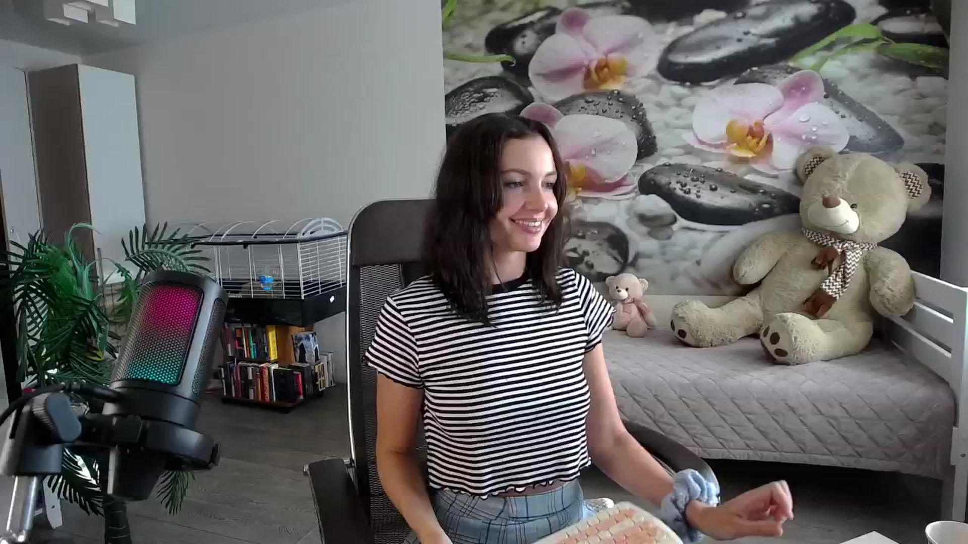 Gallery image thumbnail from HoneyIAmHome's myfreecams stream on, 11/25/2024, 07:16 image 7 of 20
