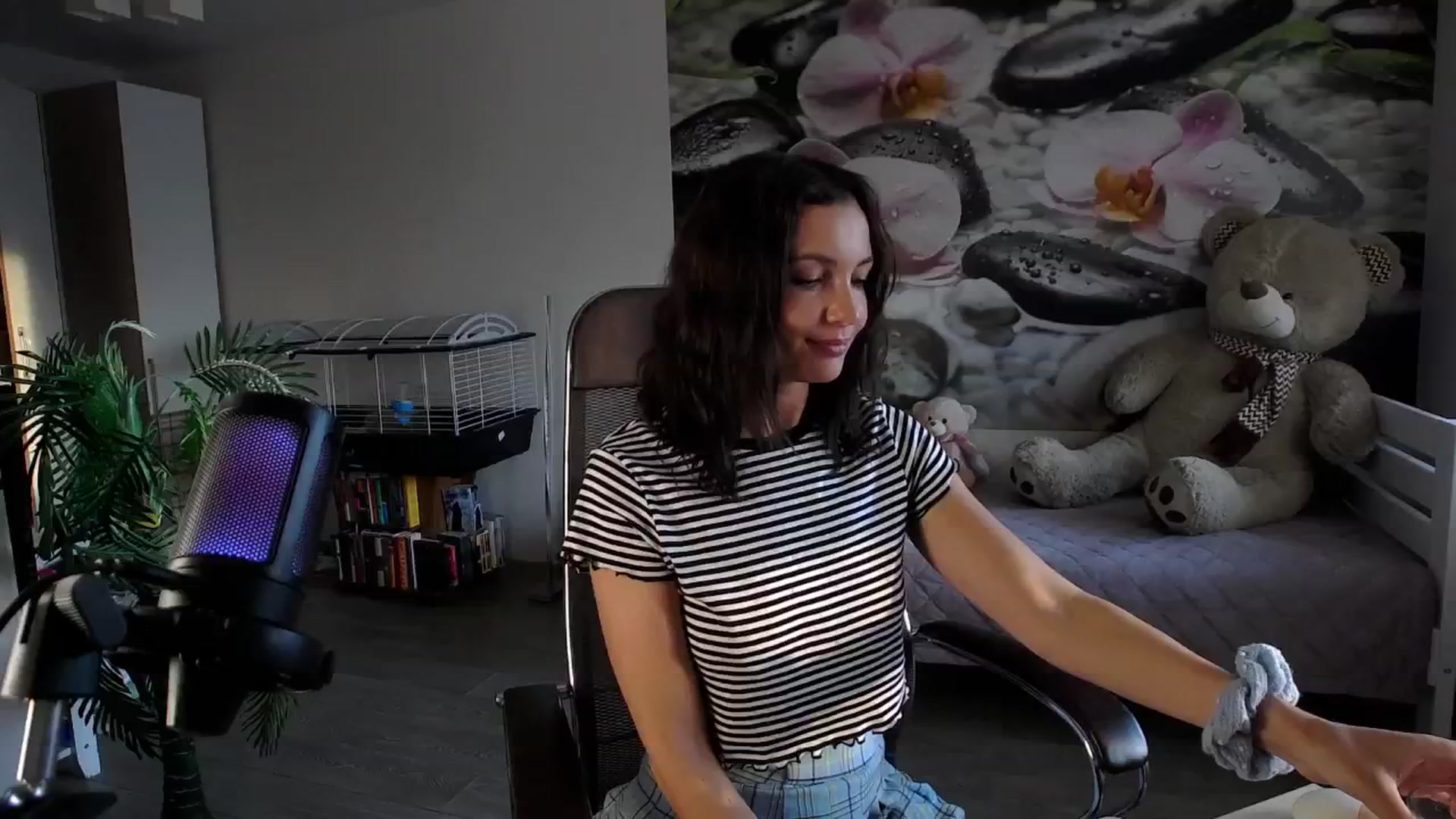 Gallery image thumbnail from HoneyIAmHome's myfreecams stream on, 11/25/2024, 07:16 image 15 of 20