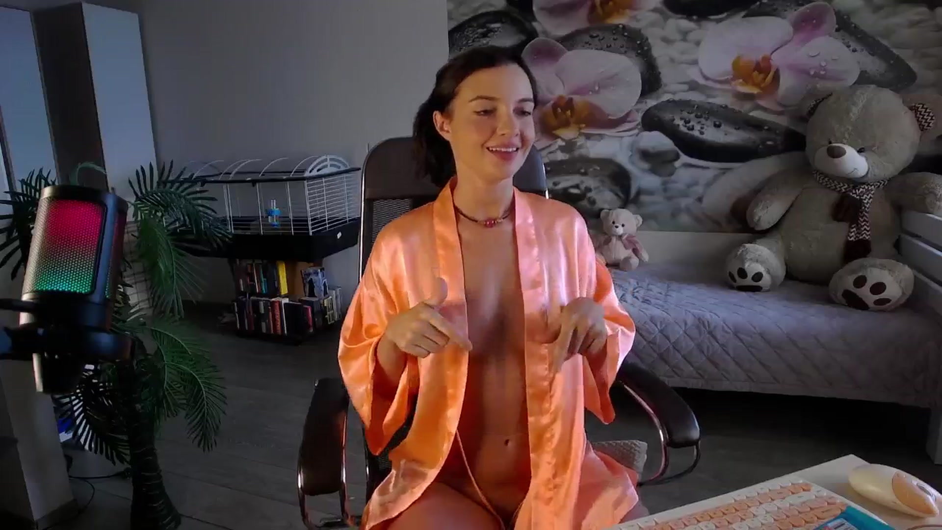 Gallery image thumbnail from HoneyIAmHome's myfreecams stream on, 11/28/2024, 07:10 image 3 of 20