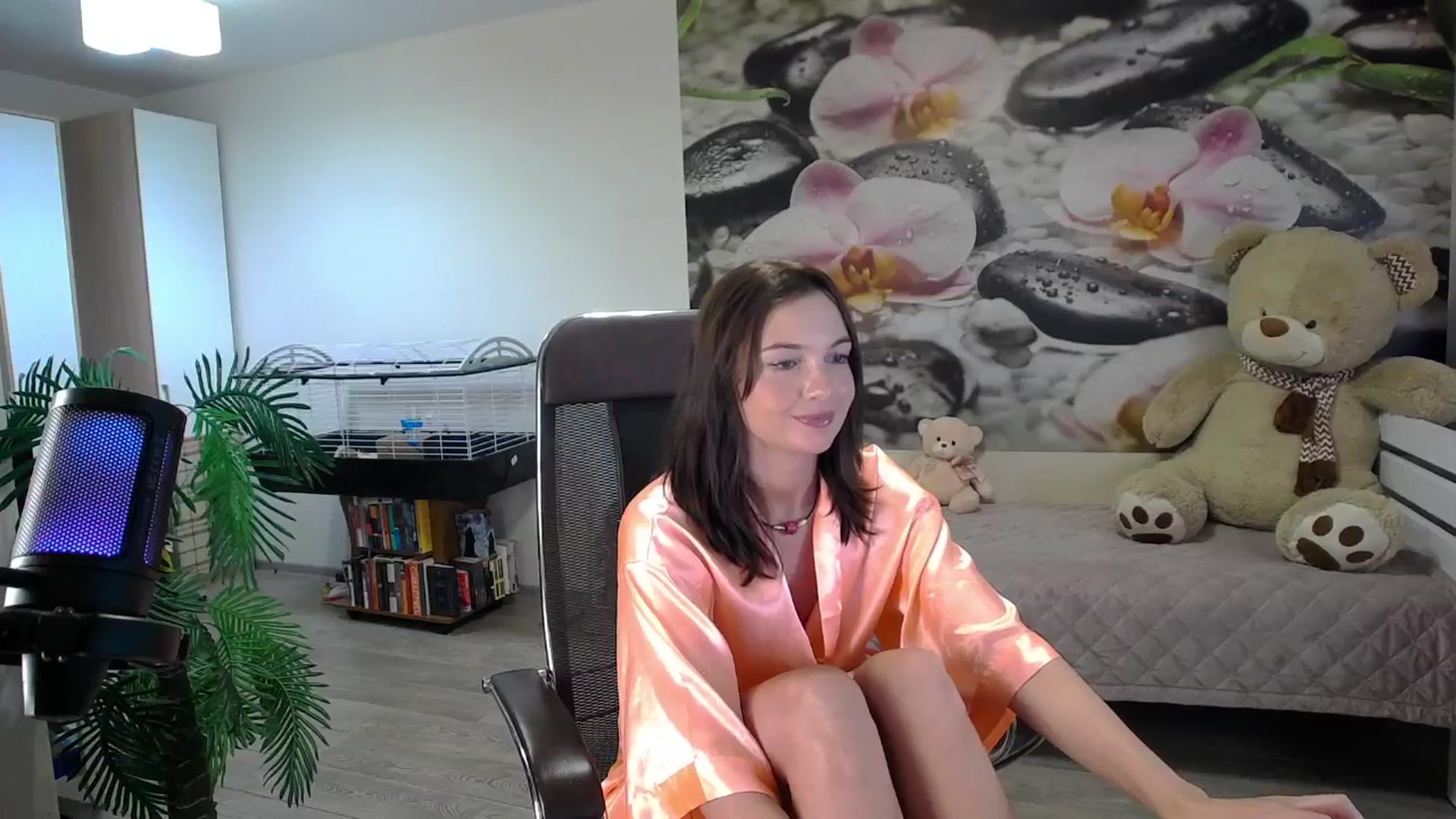 Gallery image thumbnail from HoneyIAmHome's myfreecams stream on, 11/28/2024, 07:40 image 6 of 20