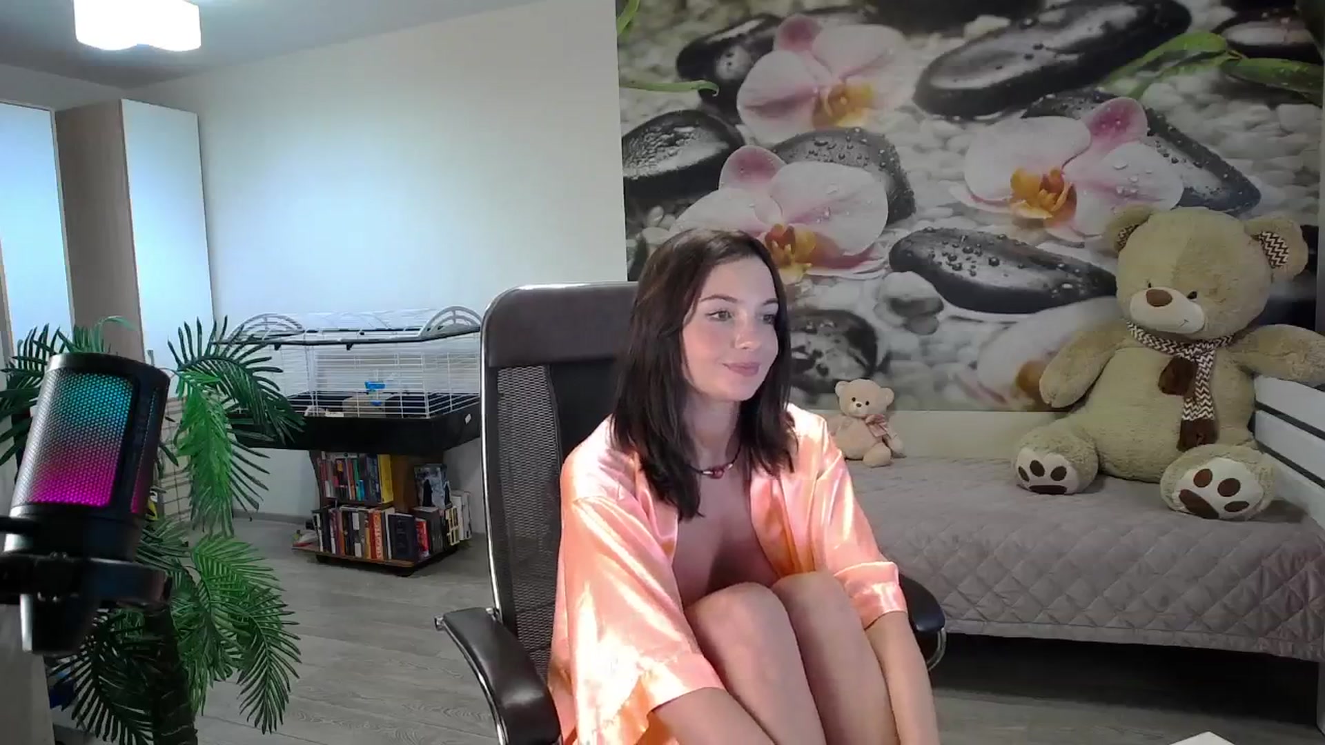 Gallery image thumbnail from HoneyIAmHome's myfreecams stream on, 11/28/2024, 07:40 image 4 of 20