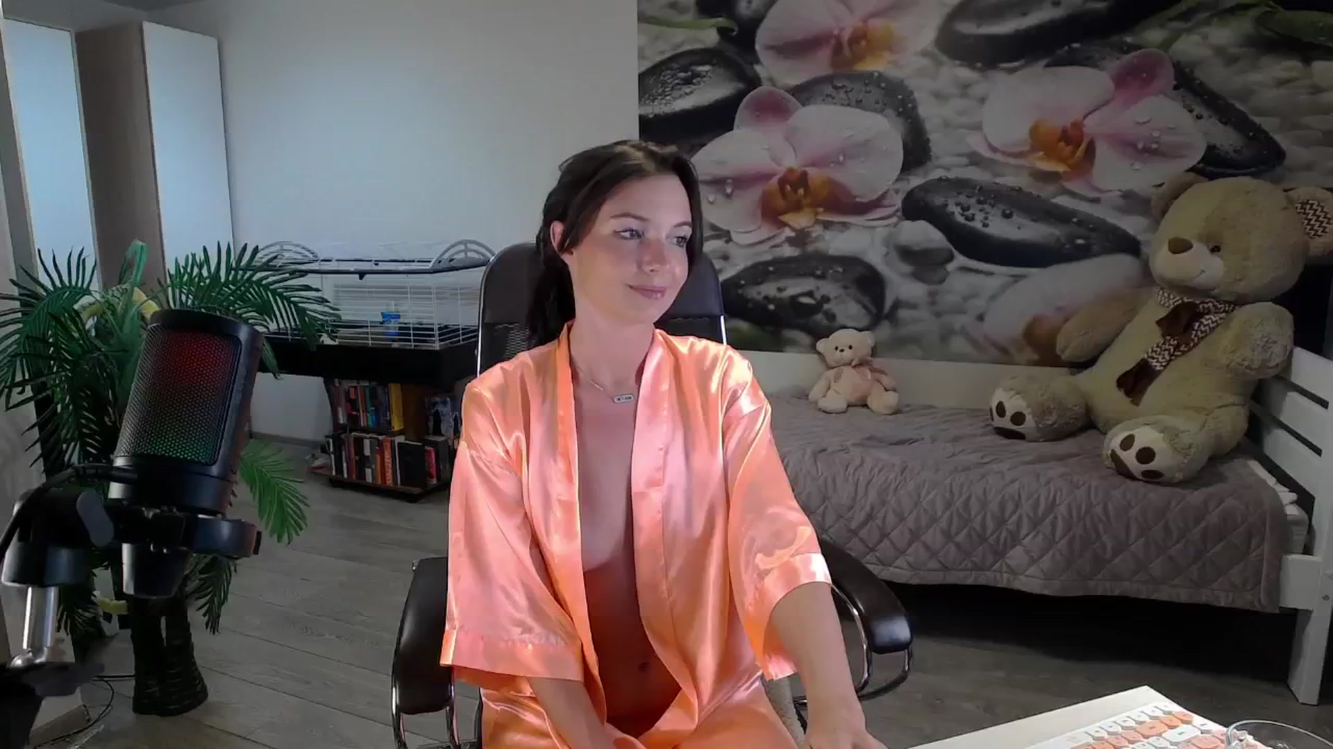 Gallery image thumbnail from HoneyIAmHome's myfreecams stream on, 12/04/2024, 09:12 image 8 of 20