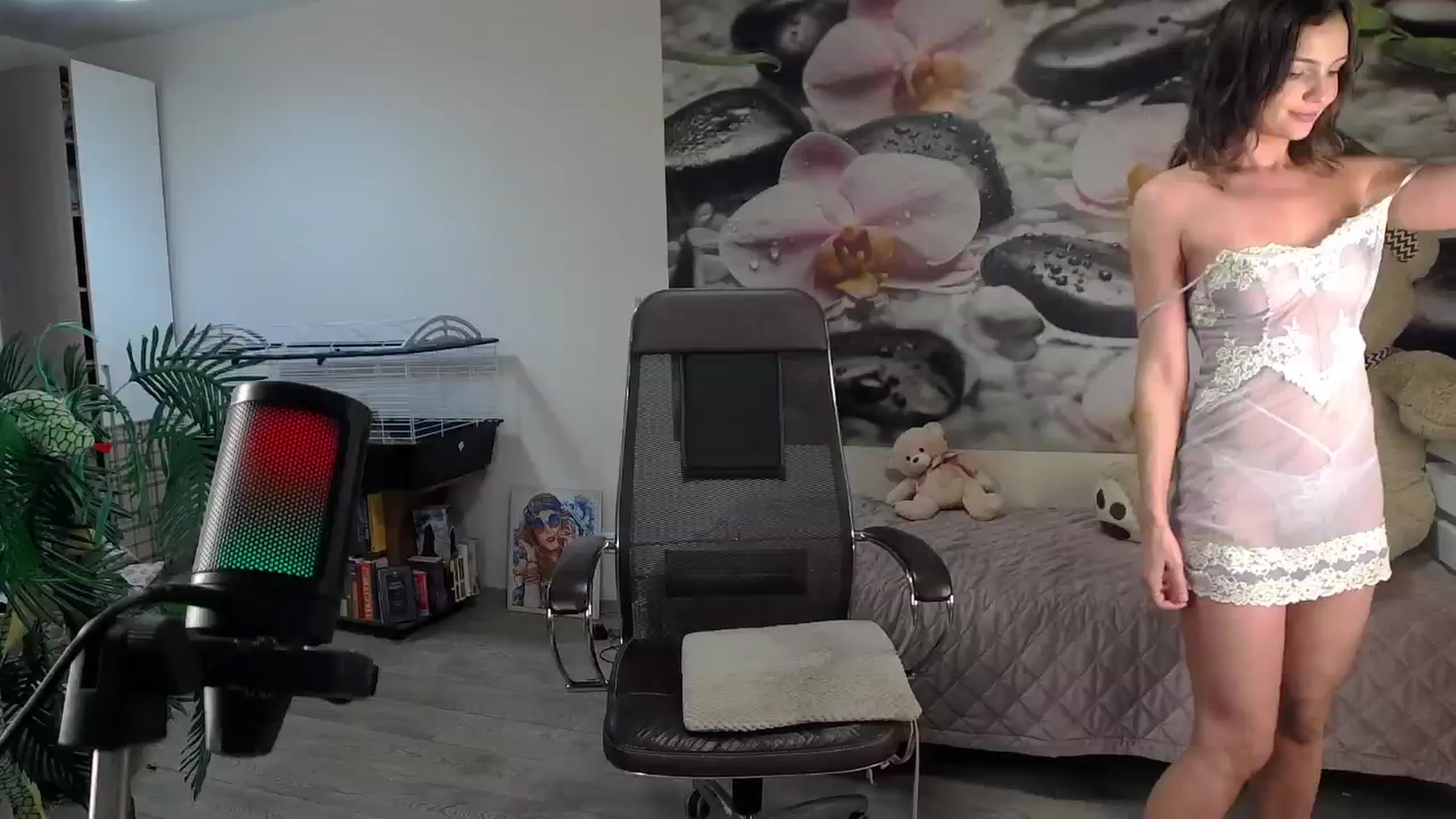 Gallery image thumbnail from HoneyIAmHome's myfreecams stream on, 12/15/2024, 07:58 image 20 of 20