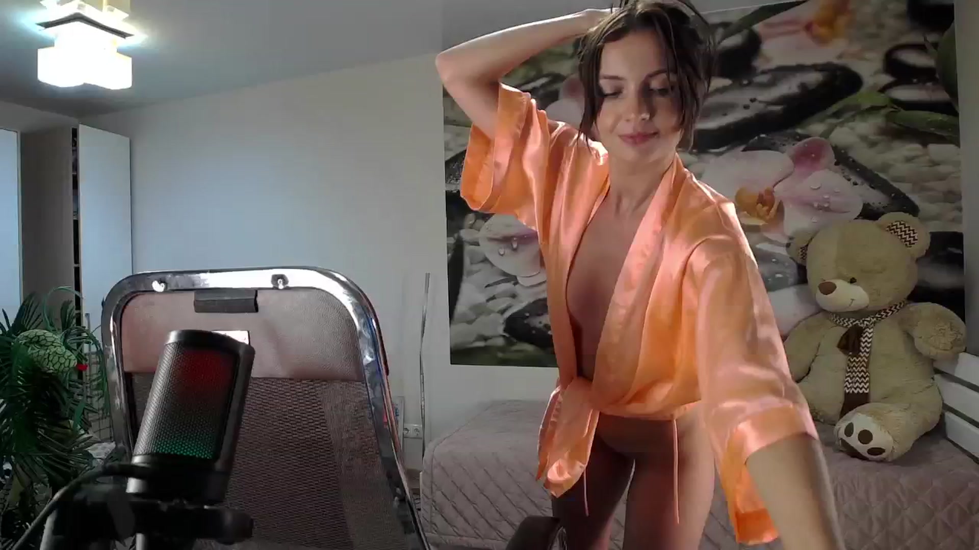 Gallery image thumbnail from HoneyIAmHome's myfreecams stream on, 12/15/2024, 09:33 image 13 of 20