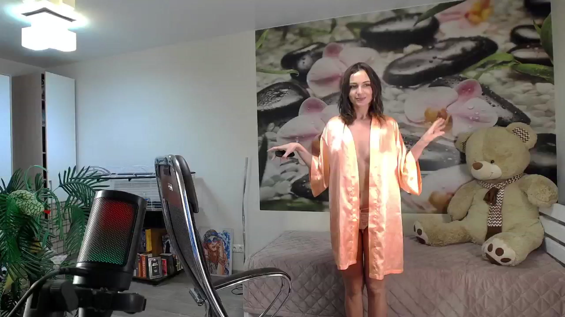 Gallery image thumbnail from HoneyIAmHome's myfreecams stream on, 12/15/2024, 09:33 image 9 of 20