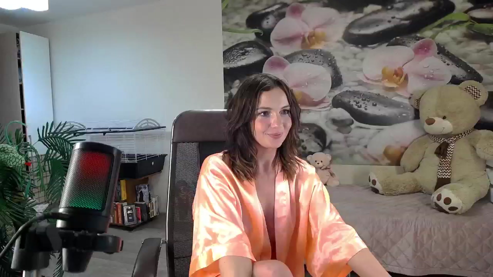 Gallery image thumbnail from HoneyIAmHome's myfreecams stream on, 12/15/2024, 09:33 image 1 of 20