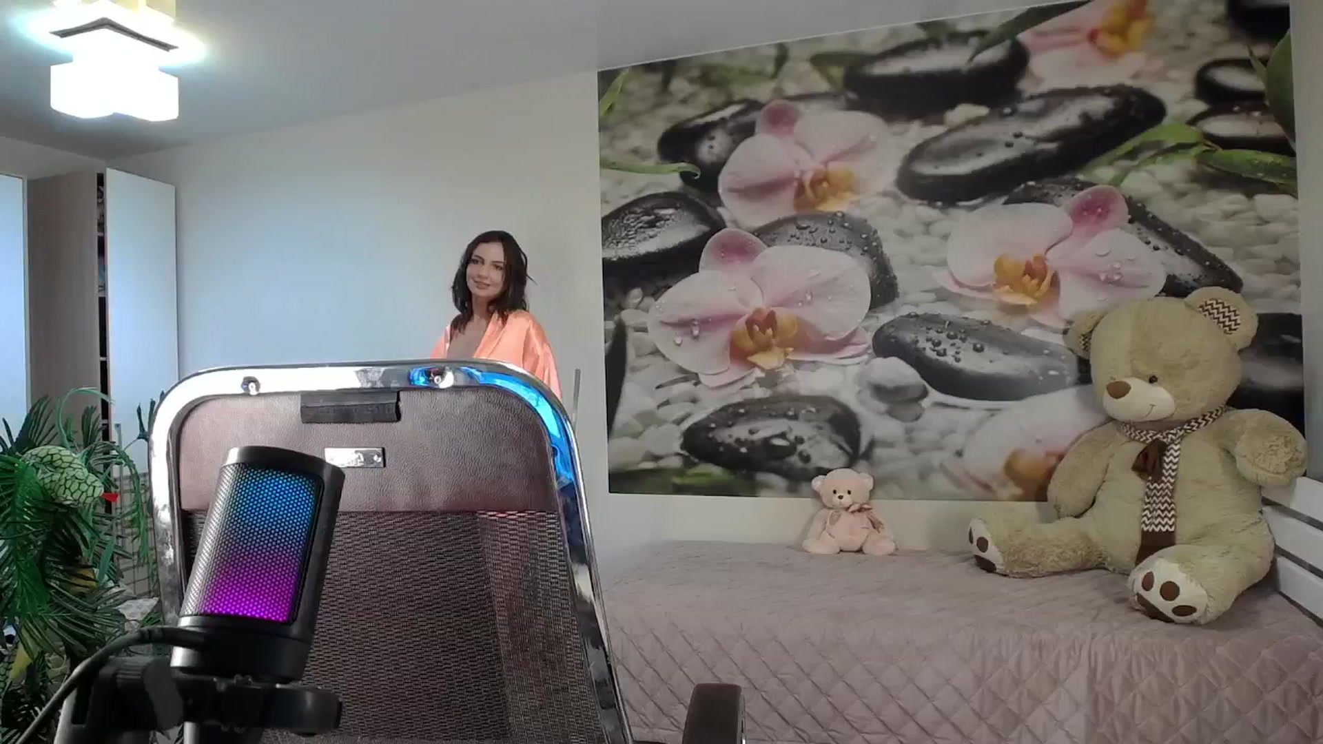 Gallery image thumbnail from HoneyIAmHome's myfreecams stream on, 12/15/2024, 09:33 image 10 of 20
