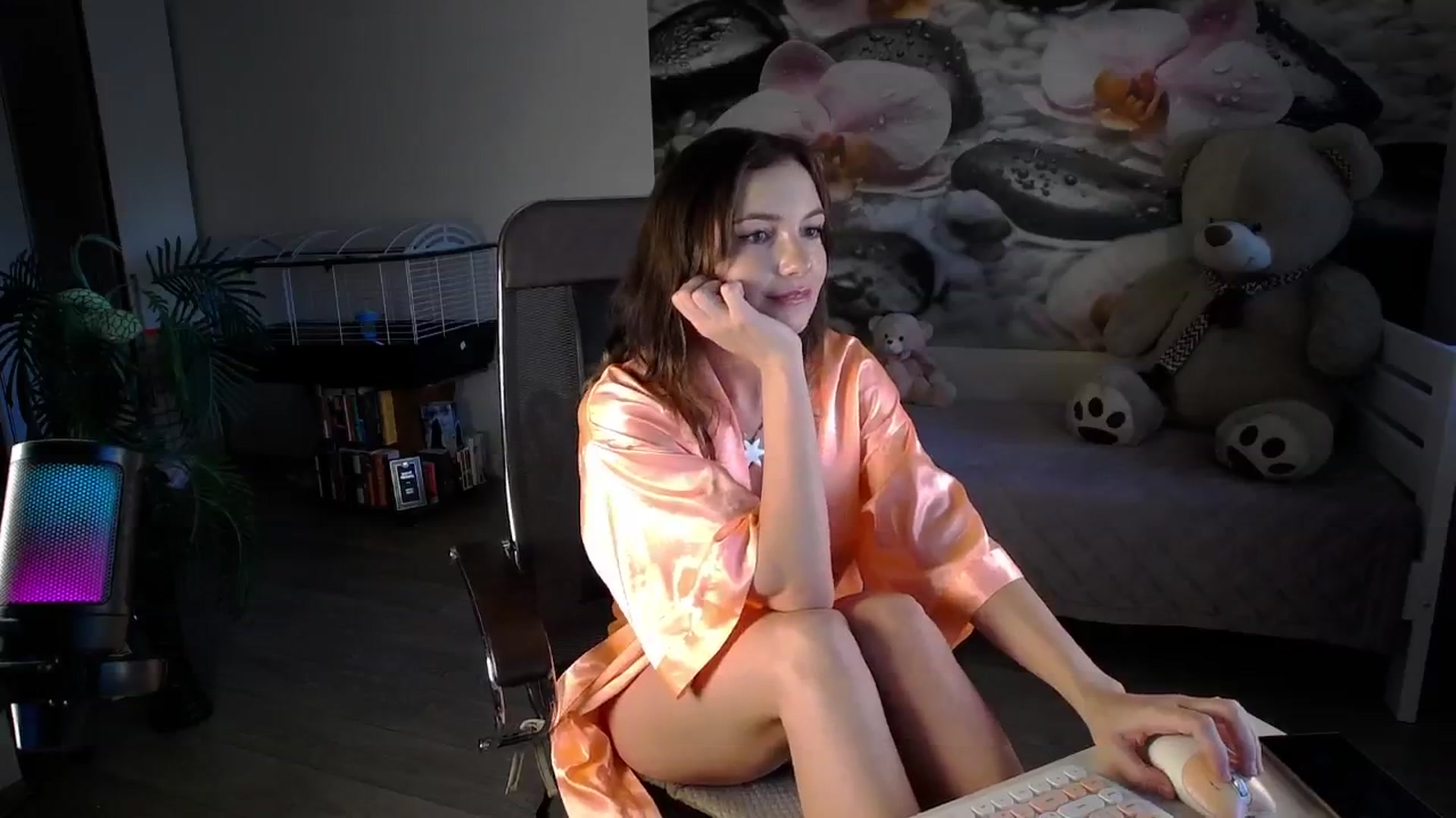 Gallery image thumbnail from HoneyIAmHome's myfreecams stream on, 12/18/2024, 09:04 image 5 of 20