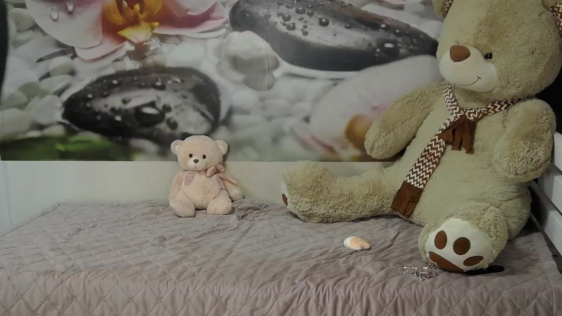 Gallery image thumbnail from HoneyIAmHome's myfreecams stream on, 12/18/2024, 09:04 image 18 of 20