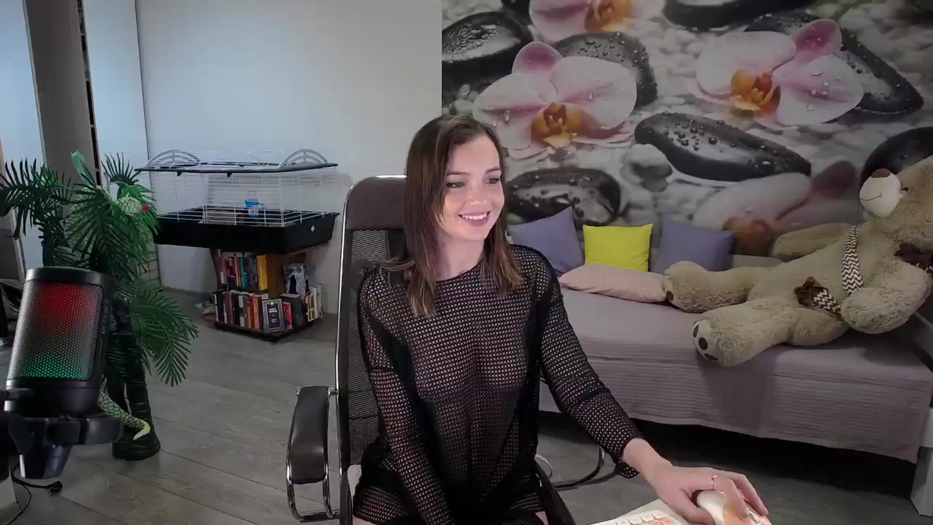 Gallery image thumbnail from HoneyIAmHome's myfreecams stream on, 12/22/2024, 10:41 image 4 of 20