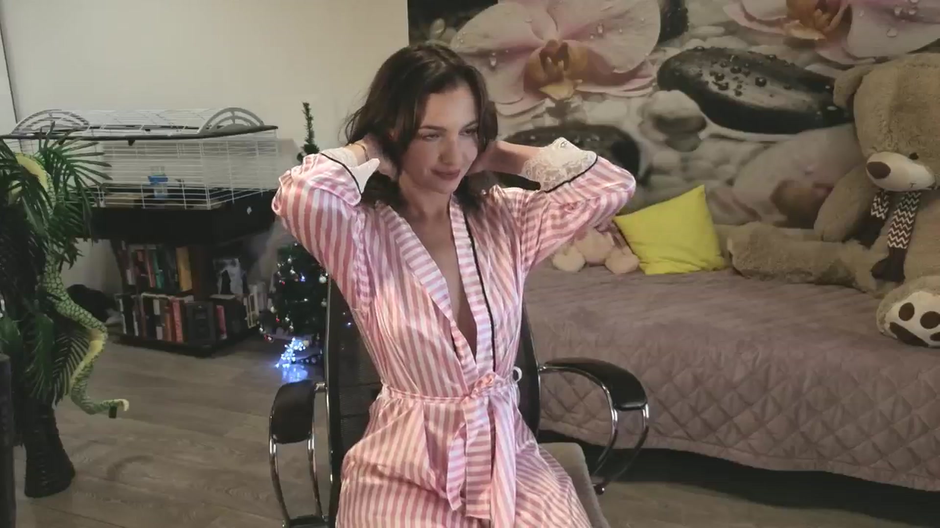 Gallery image thumbnail from HoneyIAmHome's myfreecams stream on, 12/30/2024, 09:11 image 14 of 20