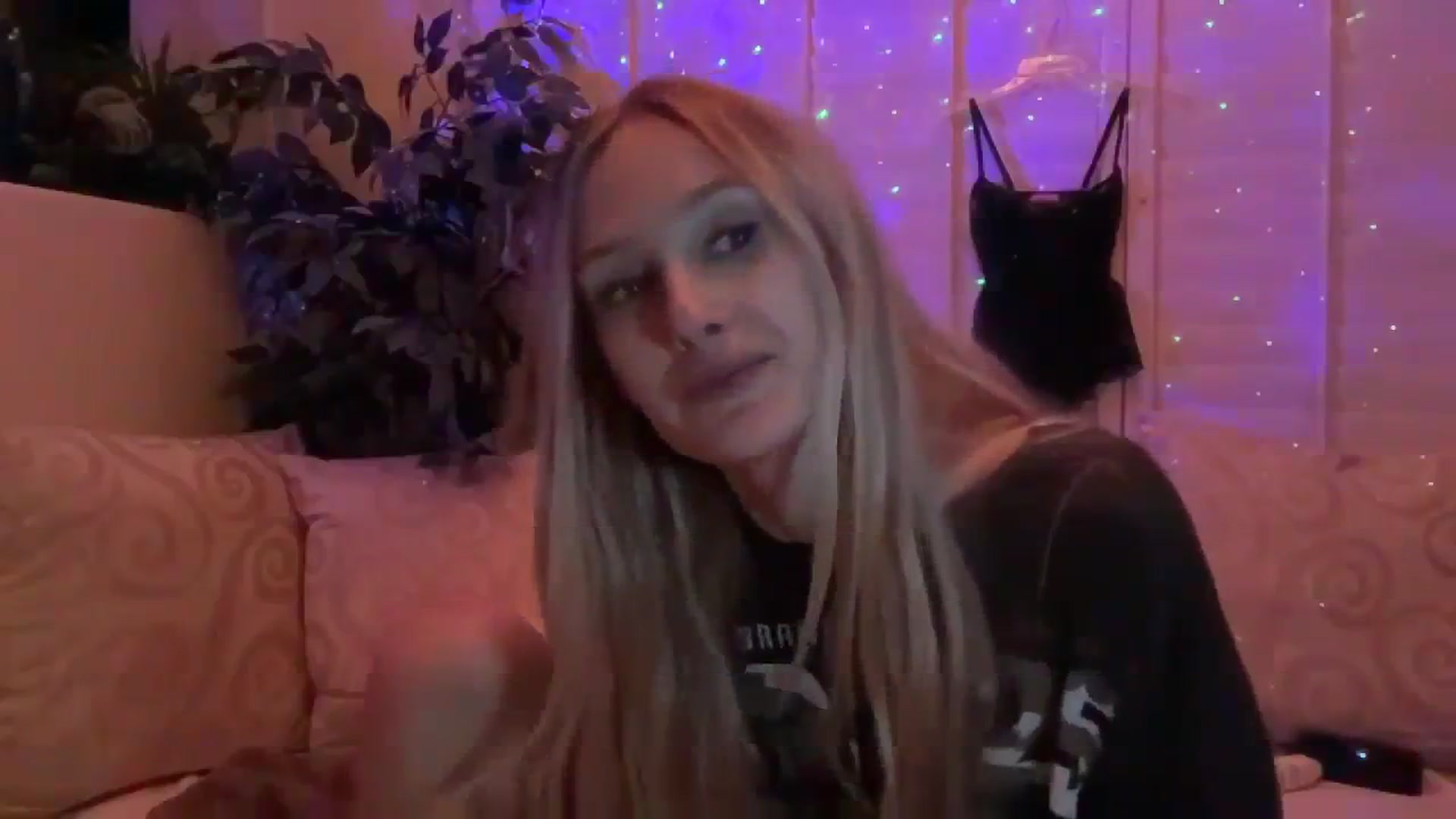 Gallery image thumbnail from HoneyLily's myfreecams stream on, 02/22/2024, 09:55 image 18 of 20