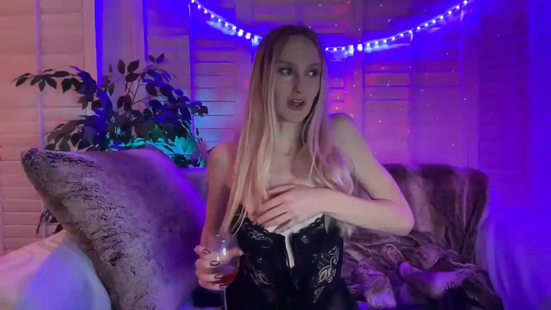 Gallery image thumbnail from HoneyLily's myfreecams stream on, 03/07/2024, 08:56 image 18 of 20