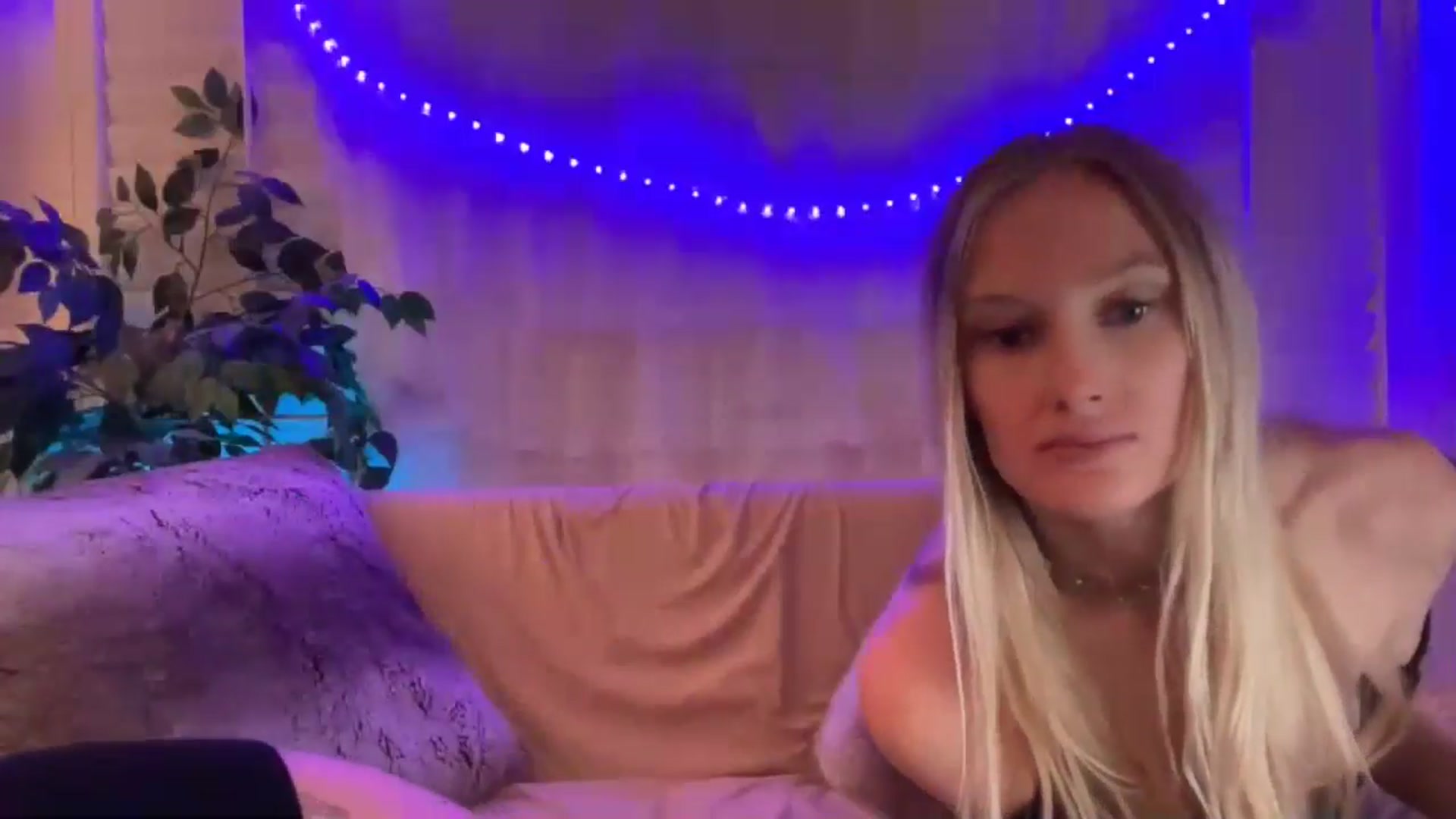 Gallery image thumbnail from HoneyLily's myfreecams stream on, 04/19/2024, 04:35 image 4 of 20