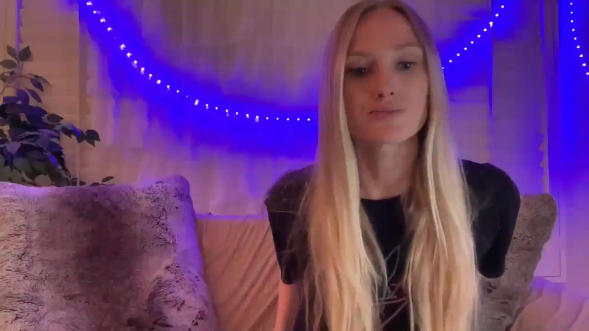 Gallery image thumbnail from HoneyLily's myfreecams stream on, 04/23/2024, 03:38 image 7 of 20