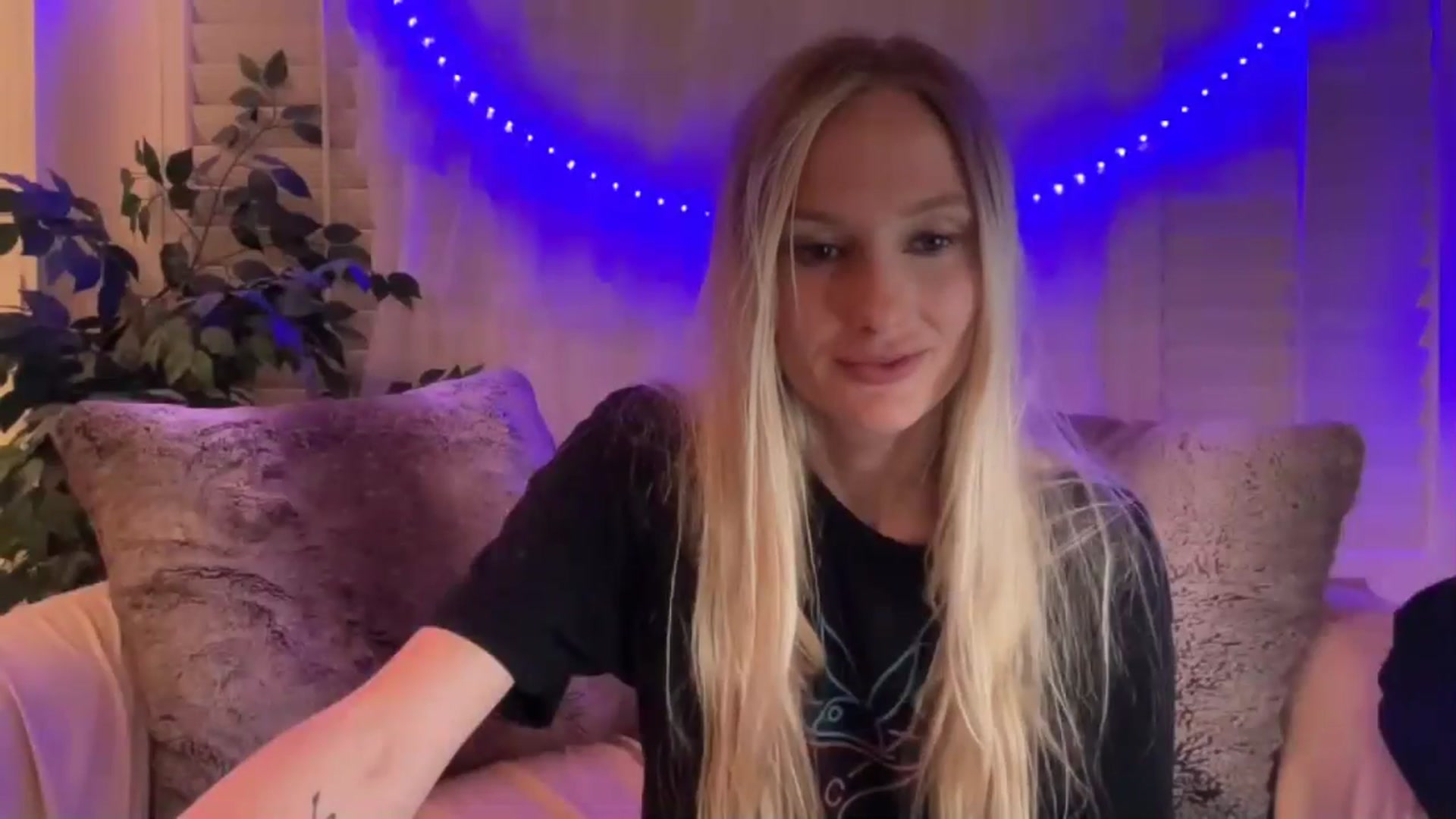 Gallery image thumbnail from HoneyLily's myfreecams stream on, 04/24/2024, 03:25 image 20 of 20
