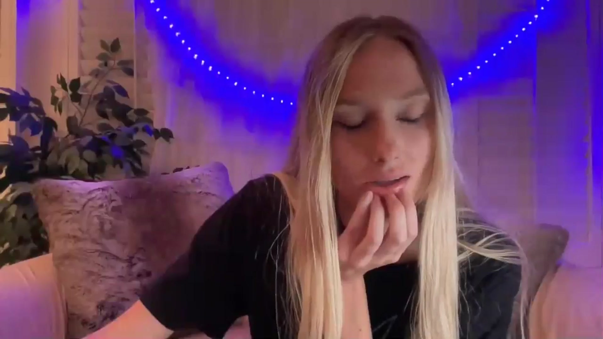 Gallery image thumbnail from HoneyLily's myfreecams stream on, 04/24/2024, 03:25 image 12 of 20