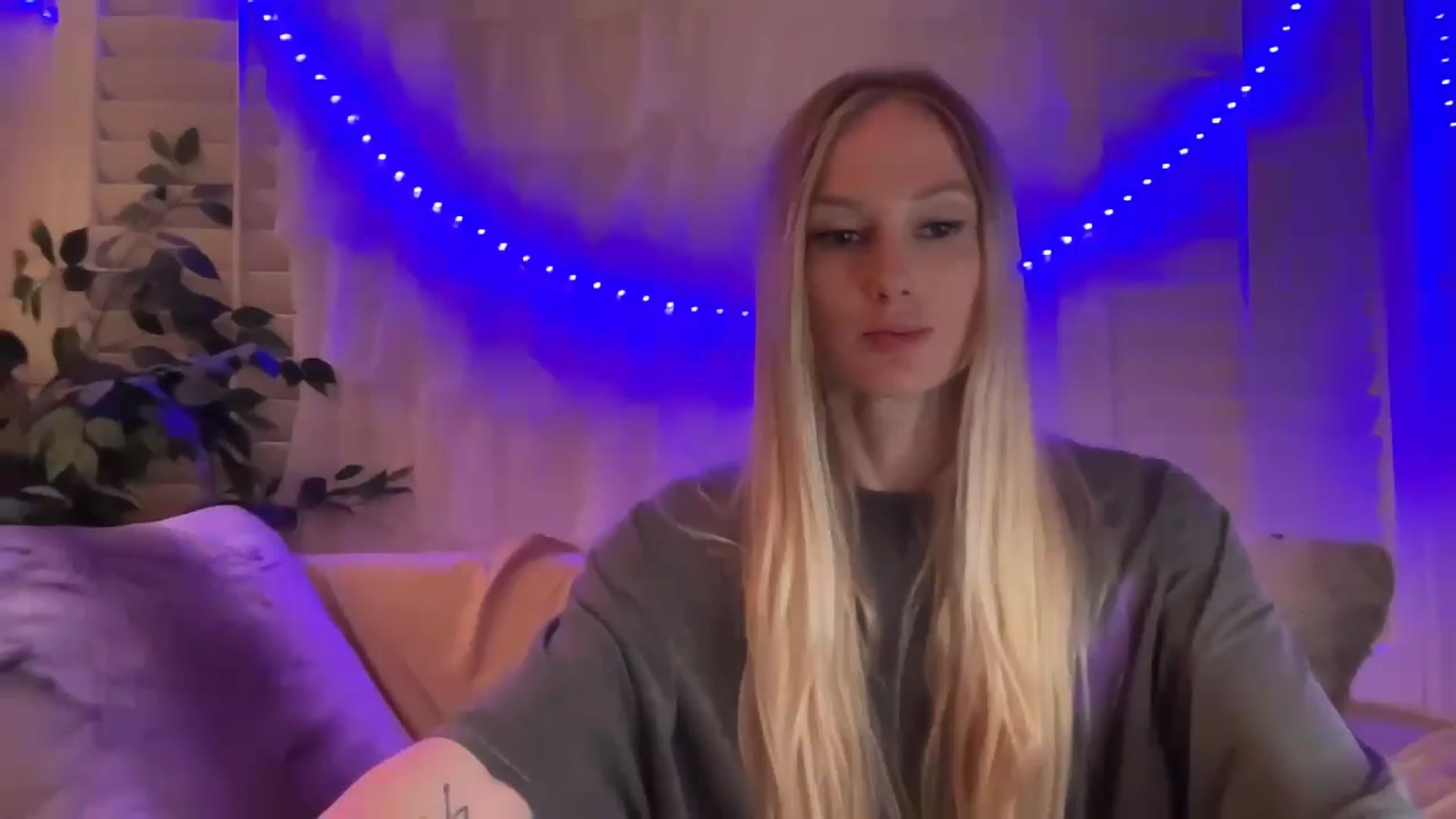 Gallery image thumbnail from HoneyLily's myfreecams stream on, 04/25/2024, 03:19 image 7 of 20
