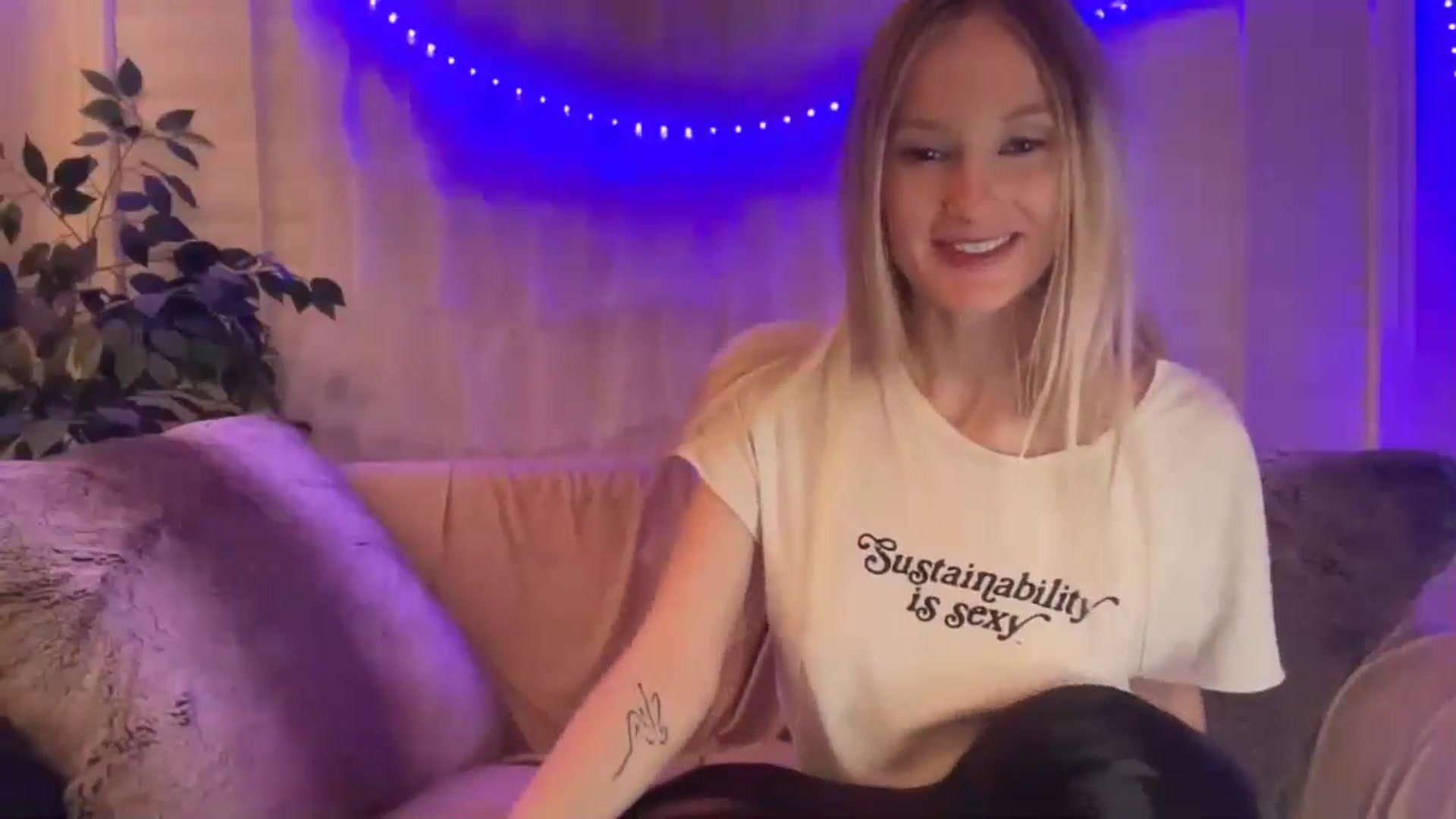 Gallery image thumbnail from HoneyLily's myfreecams stream on, 05/04/2024, 06:27 image 5 of 20