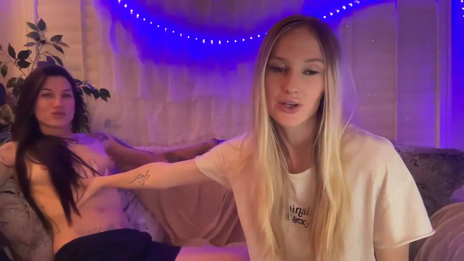 Gallery image thumbnail from HoneyLily's myfreecams stream on, 05/04/2024, 06:27 image 2 of 20