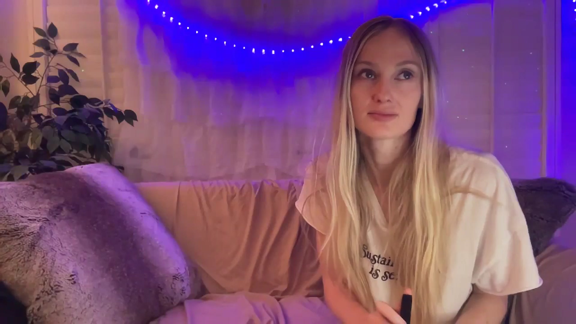Gallery image thumbnail from HoneyLily's myfreecams stream on, 05/04/2024, 06:27 image 11 of 20