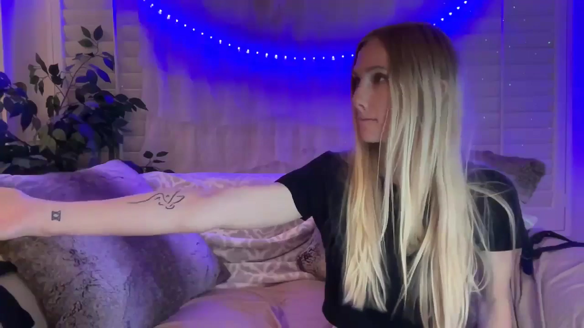 Gallery image thumbnail from HoneyLily's myfreecams stream on, 05/24/2024, 06:13 image 4 of 20