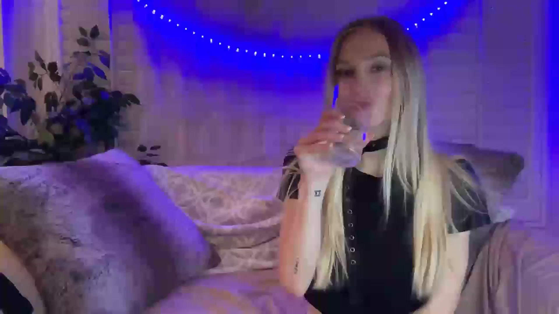 Gallery image thumbnail from HoneyLily's myfreecams stream on, 05/24/2024, 06:13 image 2 of 20