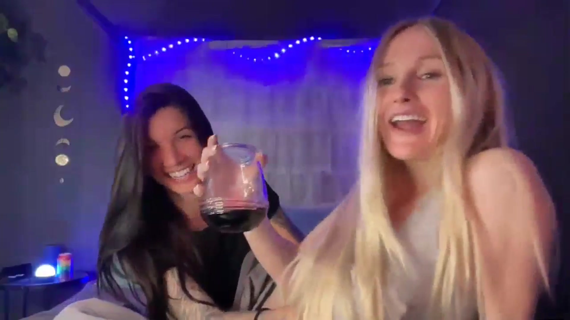 Gallery image thumbnail from HoneyLily's myfreecams stream on, 05/26/2024, 06:47 image 10 of 20