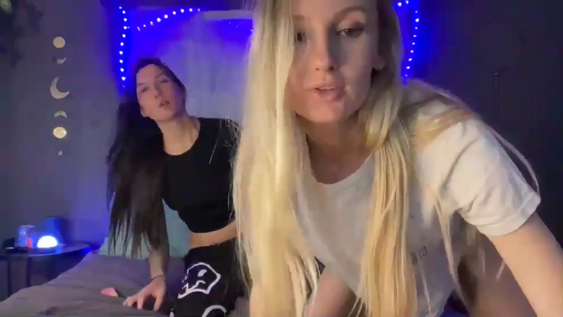Gallery image thumbnail from HoneyLily's myfreecams stream on, 05/26/2024, 06:47 image 16 of 20
