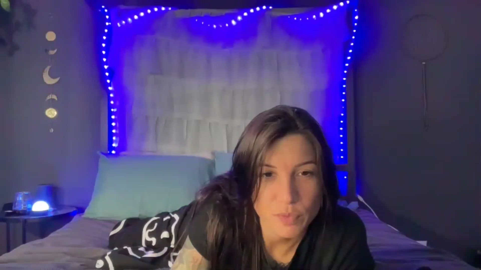 Gallery image thumbnail from HoneyLily's myfreecams stream on, 05/26/2024, 06:47 image 15 of 20