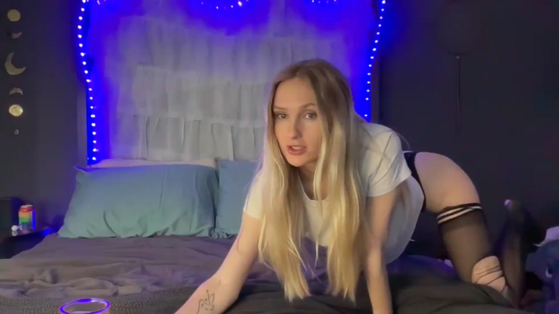 Gallery image thumbnail from HoneyLily's myfreecams stream on, 05/26/2024, 07:22 image 9 of 20