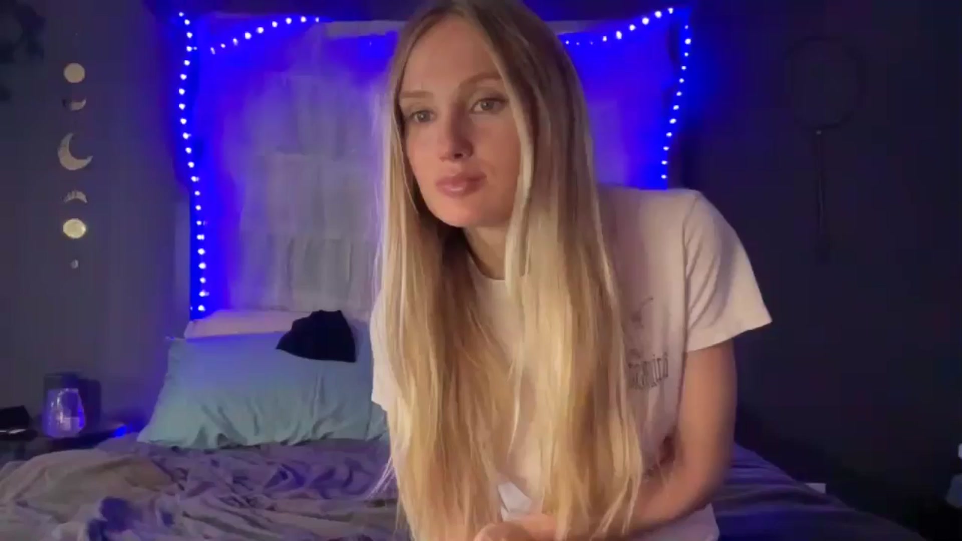 Gallery image thumbnail from HoneyLily's myfreecams stream on, 05/26/2024, 08:06 image 18 of 20