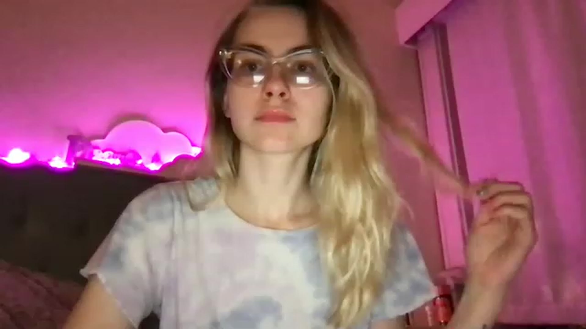 Gallery image thumbnail from HoneyLimbed's myfreecams stream on, 11/19/2022, 08:17 image 9 of 20