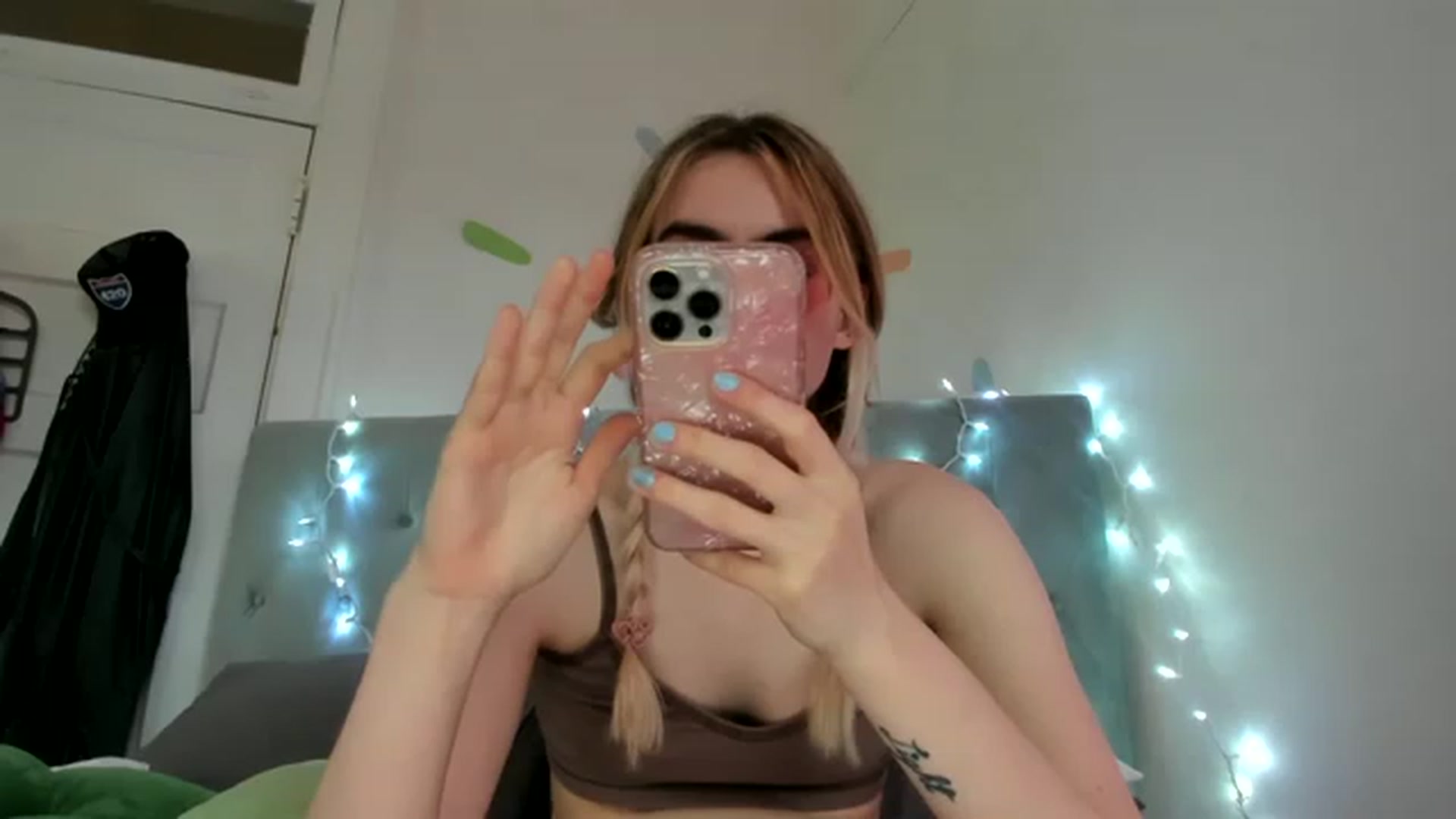 Gallery image thumbnail from HoneyLimbed's myfreecams stream on, 04/15/2023, 23:38 image 1 of 20