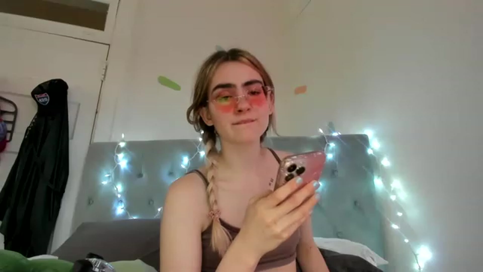 Gallery image thumbnail from HoneyLimbed's myfreecams stream on, 04/15/2023, 23:38 image 6 of 20