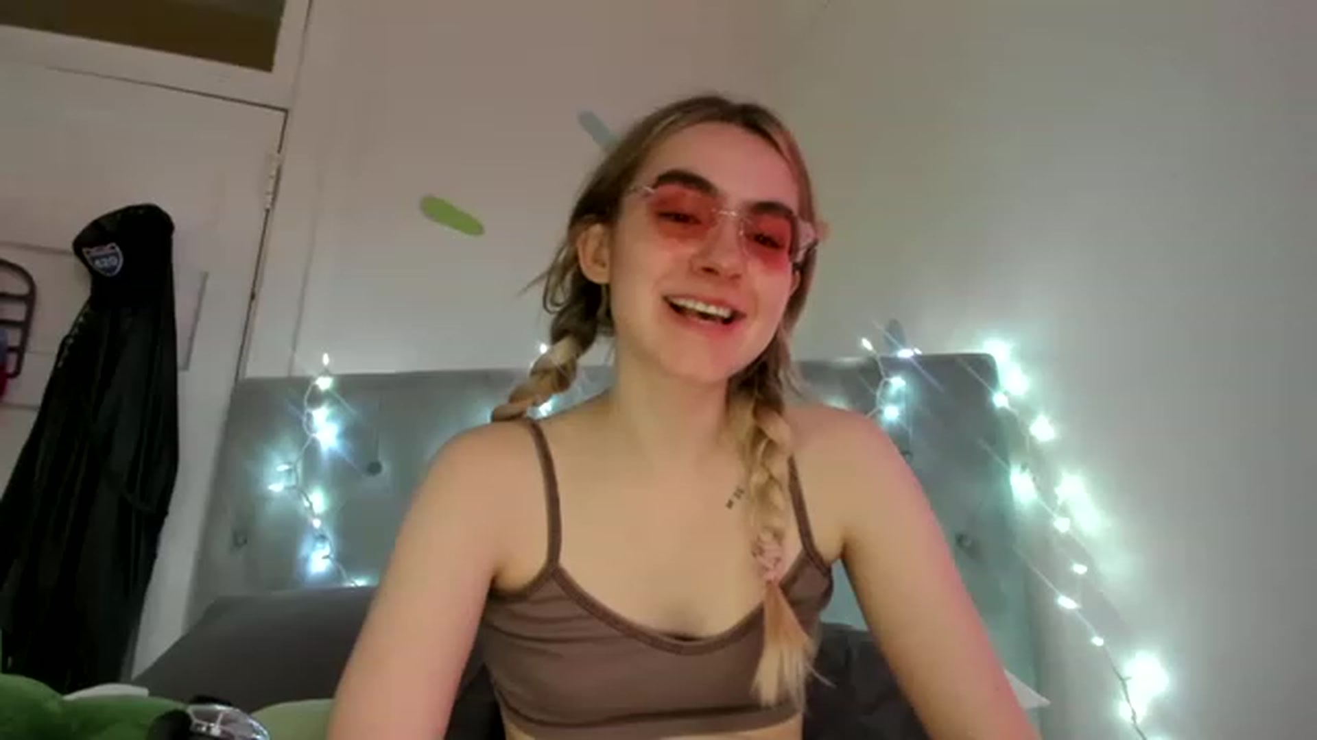 Gallery image thumbnail from HoneyLimbed's myfreecams stream on, 04/15/2023, 23:38 image 17 of 20