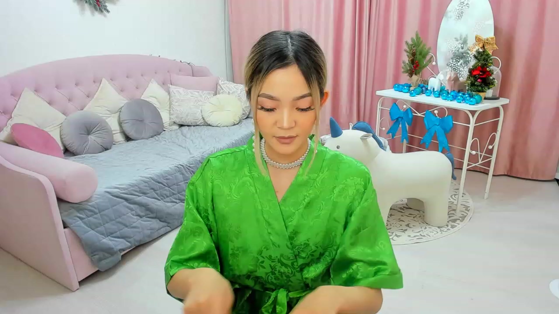Gallery image thumbnail from HoneyLook's myfreecams stream on, 12/26/2022, 19:07 image 10 of 20