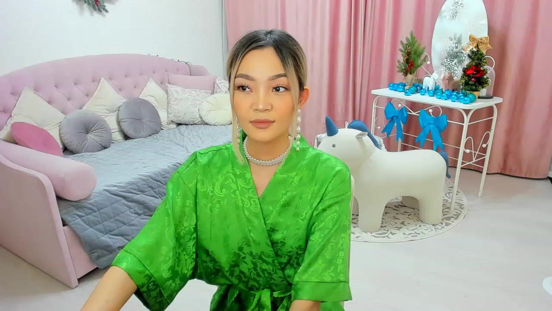 Gallery image thumbnail from HoneyLook's myfreecams stream on, 12/26/2022, 19:07 image 14 of 20